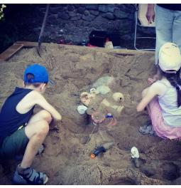 dzieci eksplorują rekonstrukcję kurhan w trakcie 
